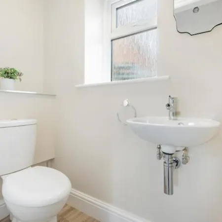 4 Bed In Penrith Oc-sz606 *