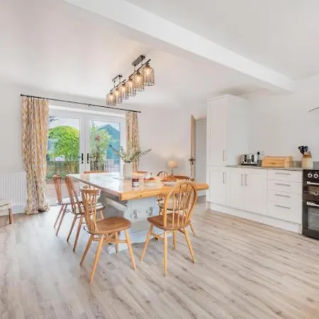 4 Bed In Penrith Oc-sz606